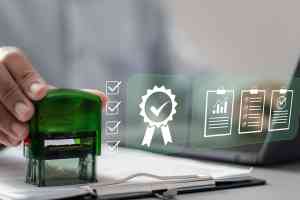 Person mit Stempel in der Hand