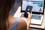 Frau mit Smartphone