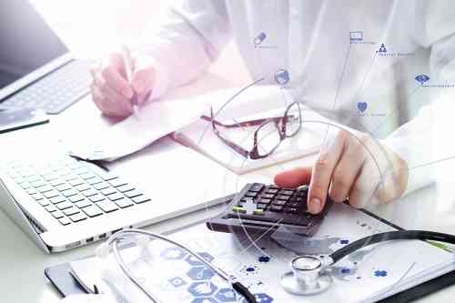 ©  everythingpossible - stock.adobe.com Arzt arbeitet am Laptop