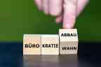 Würfel mit der Aufschrift Bürokratieabbau