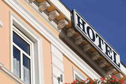 © Björn Wylezich - stock.adobe.com Gebäude mit Aufschrift Hotel