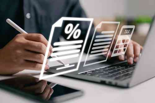 © ipuwadol - stock.adobe.com Person arbeitet am Laptop