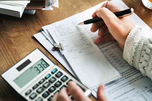 Person arbeitet am Taschenrechner